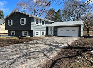 275 Willowen Dr, Rochester, NY 14609