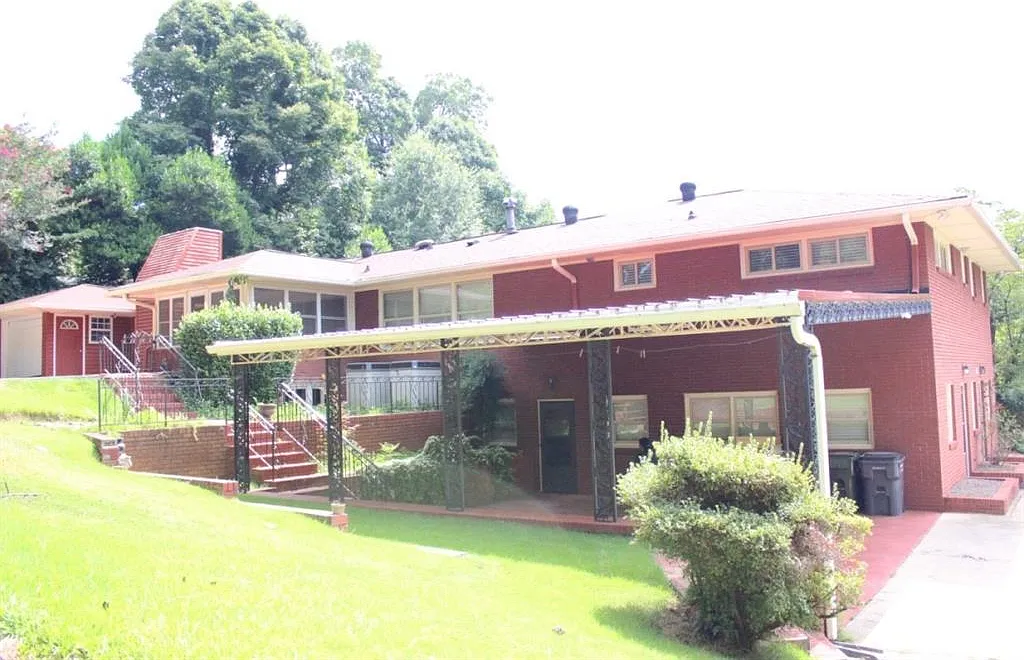 5 bed, 3.0 bath, 4400 sqft, $3,850 — Photo 2