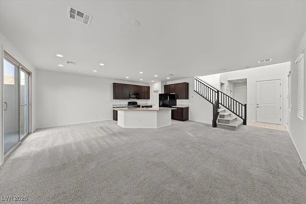 5 bed, 3.0 bath, 2375 sqft, $2,950 — Photo 2