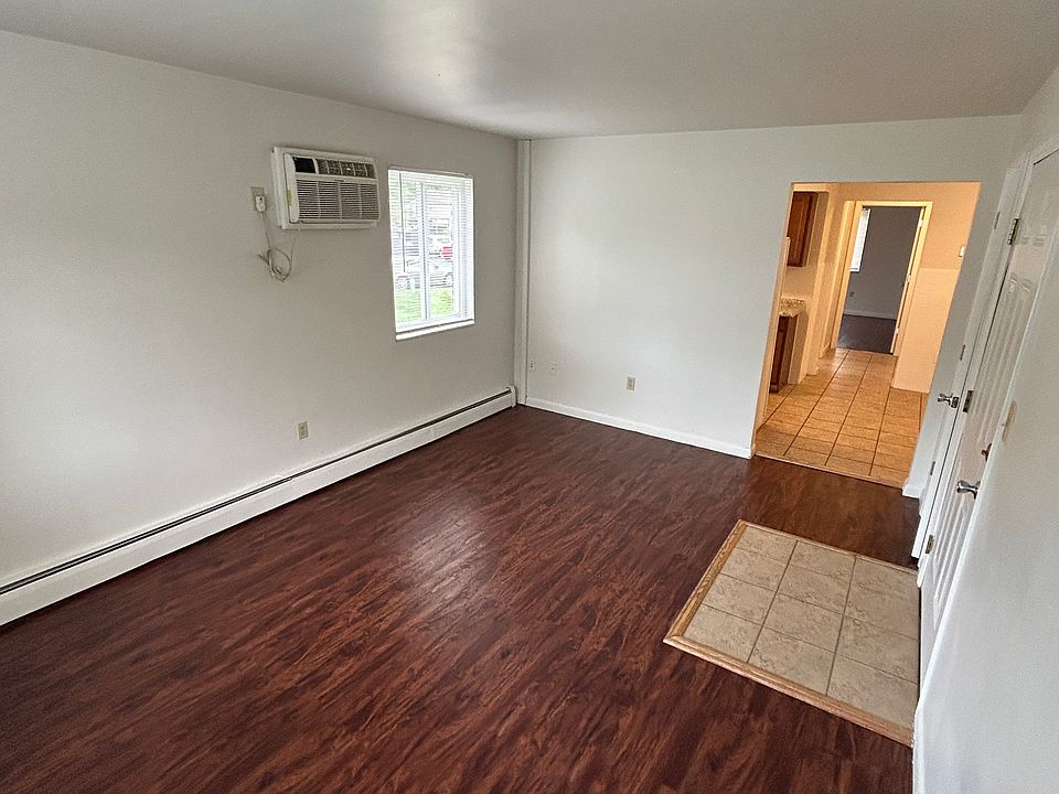 1st image of 848 Youngs Ln APT 3