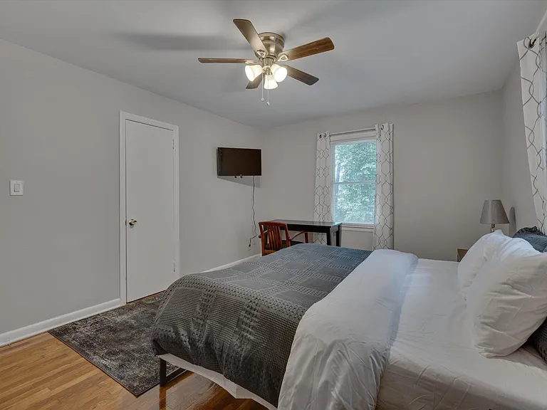 815 W Markham Ave #B — Photo 15