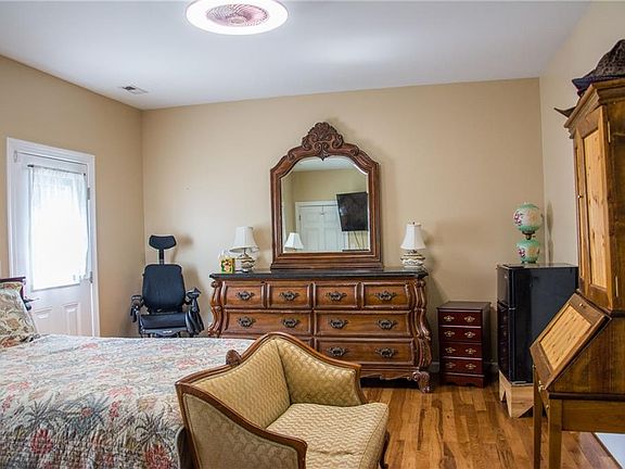 4th image of 403 Oaktree Rd