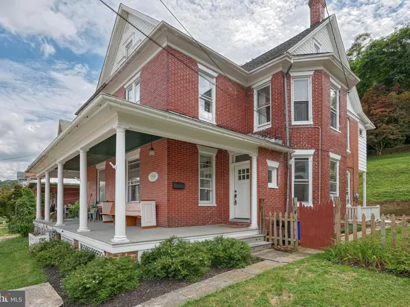 106 Hanover St, Glen Rock, PA 17327