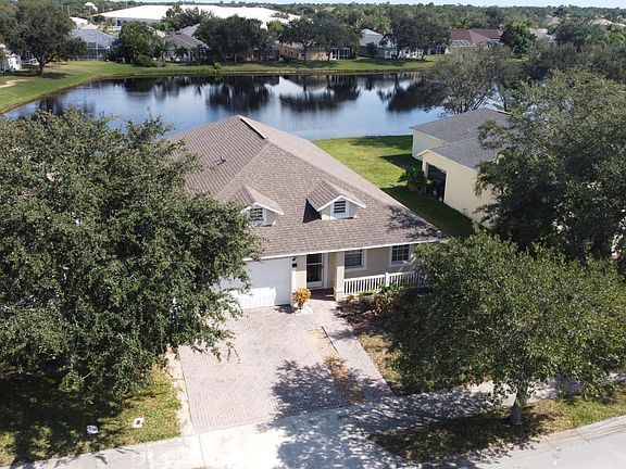 Spacious house over the water