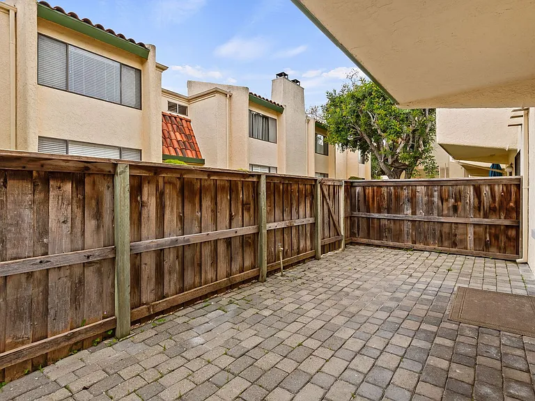130 W Alamar Ave #3 — Photo 18