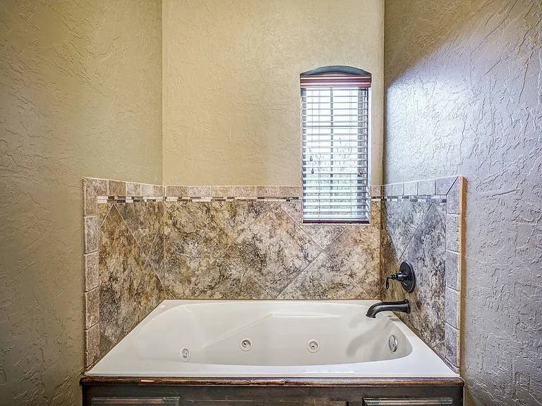905 Samantha Ln — Photo 35