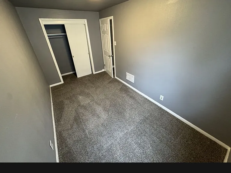 1610 Division Ave — Photo 3