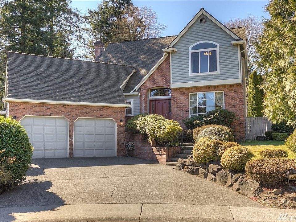 Lovely Barclay Place 4 bedroom, 2.5 bath home located on a fully fenced cul-de-sac lot. The roof was replaced in June 2012 and has a transferable warranty. The gutters were replace in 2018 and the white vinyl windows were new in Feb 2018 & have a transferable warranty also.