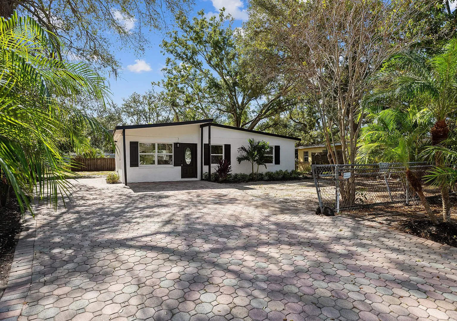 Modern Touches, Classic CharmYour Bradenton Home Awaits — Photo 2