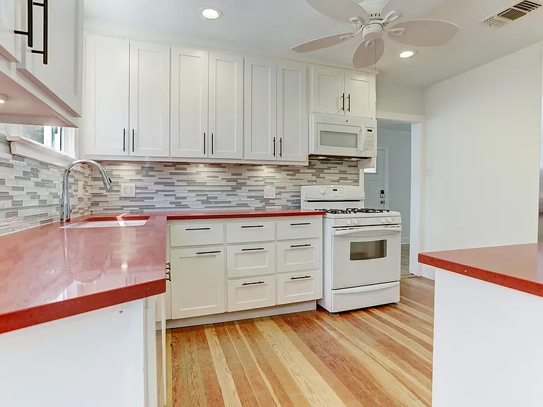 1109 Summit St — Photo 8