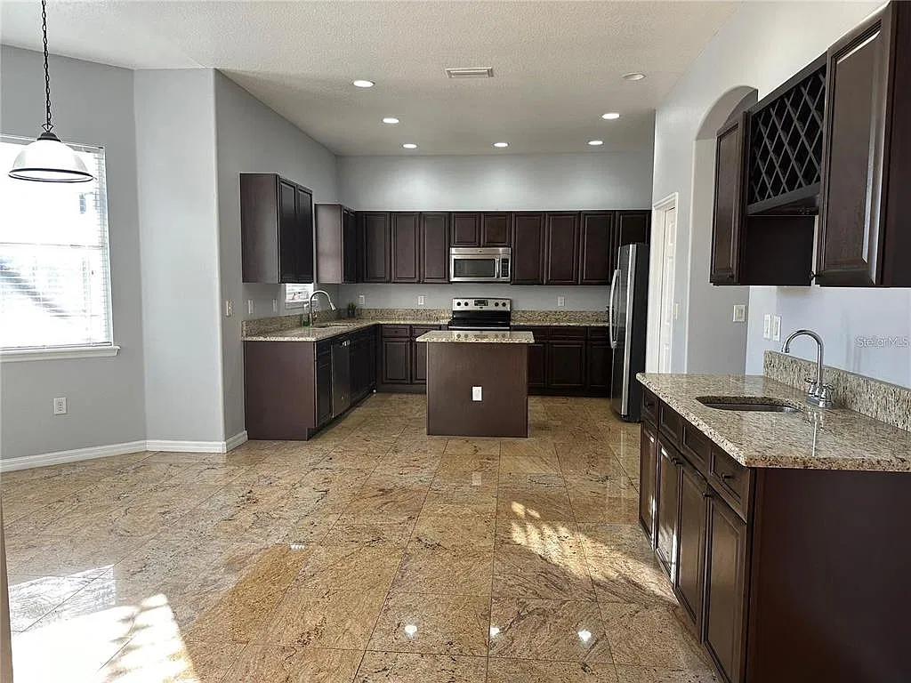 4 bed, 4.5 bath, 4164 sqft, $3,800 — Photo 2