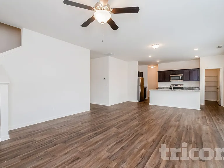 1044 Hudson Ct — Photo 2