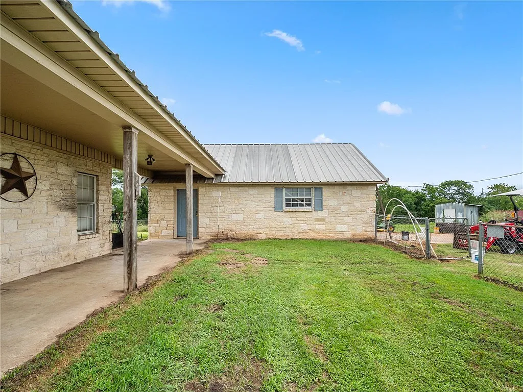 3 bed, 2265 sqft, $2,000 — Photo 2