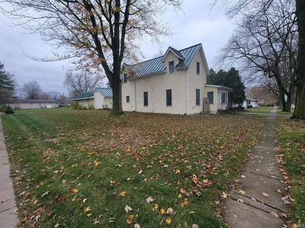 207 Indiana Ave, Wakarusa, IN 46573