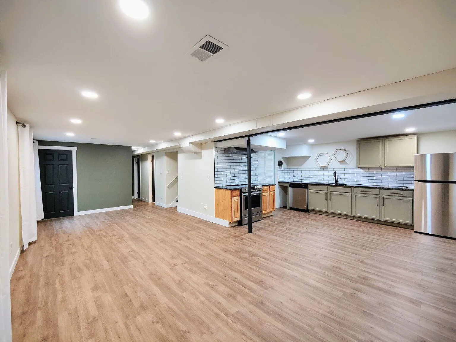 2 bed, 1.0 bath, 1250 sqft, $1,415 — Photo 3