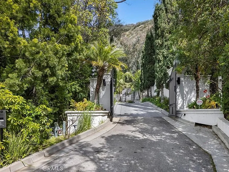 1756 Clear View Dr — Photo 4