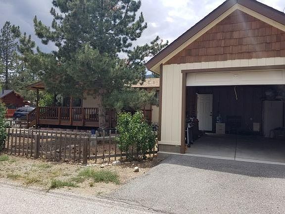 2nd image of 905 Spruce Ln
