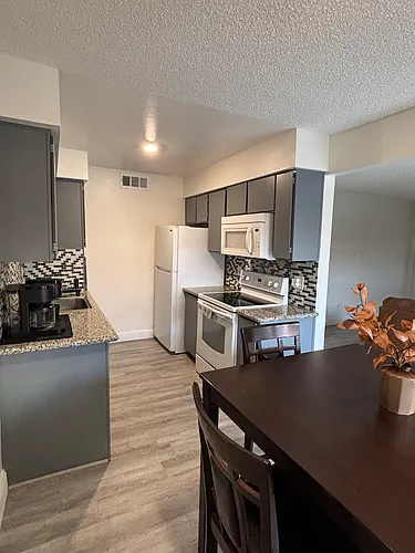 1550 W Ashlan Ave Photo 1
