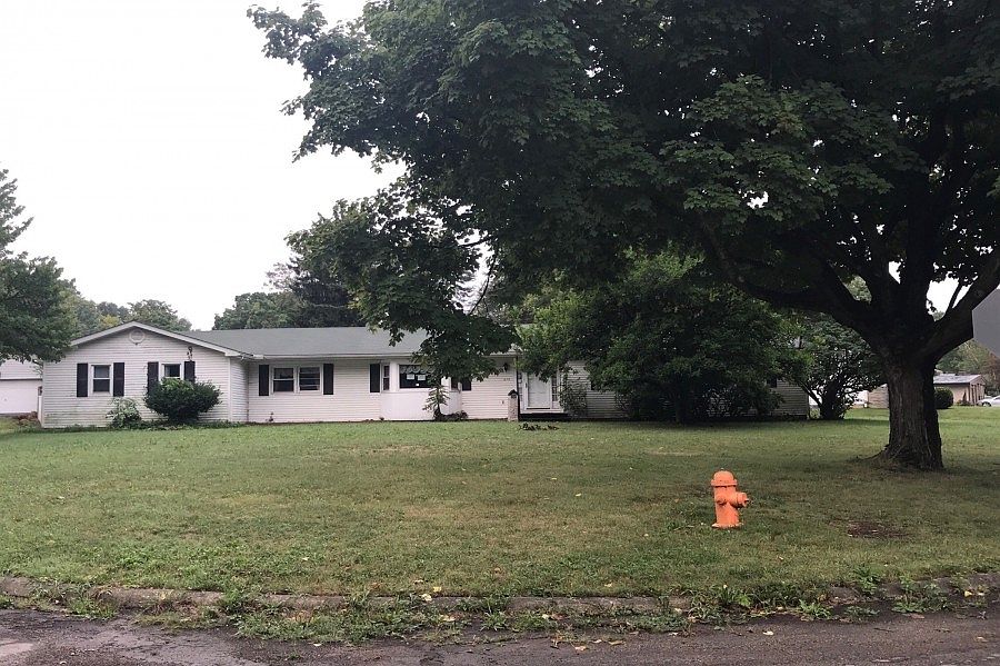 1st image of 975 Circle Dr
