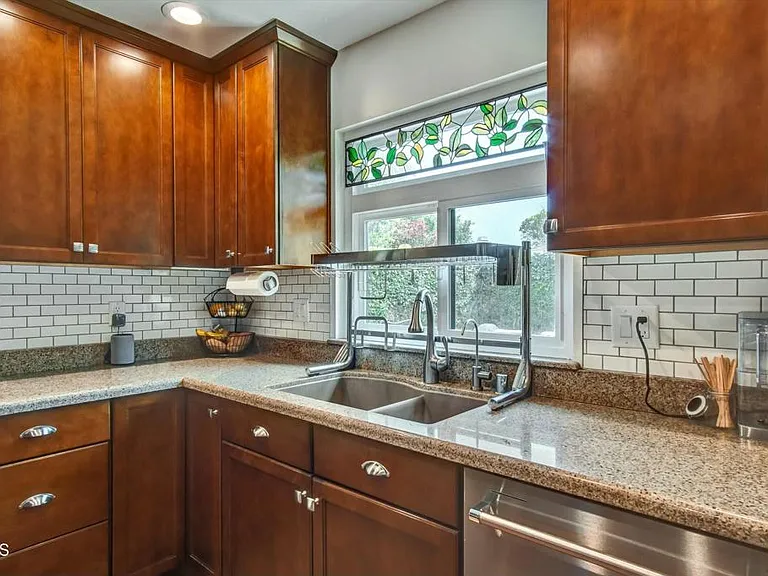 508 Village Rd — Photo 9