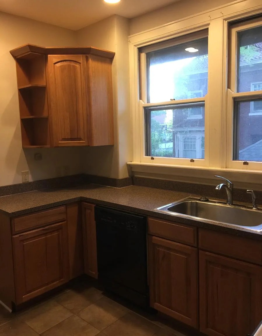 1346 Delta Ave — Photo 2
