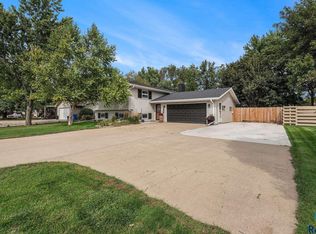 1408 NE 3rd St, Madison, SD 57042