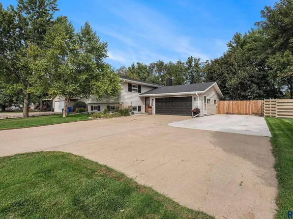 1408 NE 3rd St, Madison, SD 57042