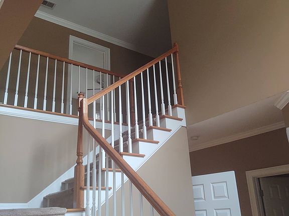 2nd image of 1121 Oxford Dr SE