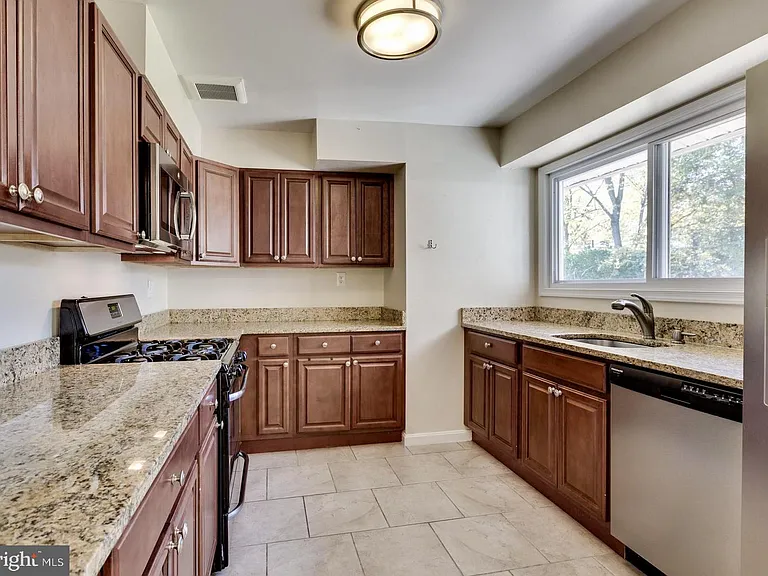 6014 Leewood Dr — Photo 3