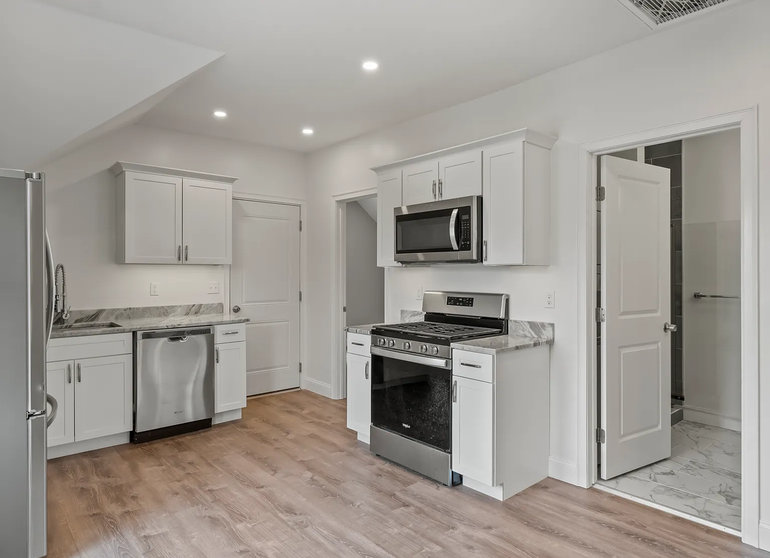 2 bed, 917 sqft, $2,600 — Photo 2