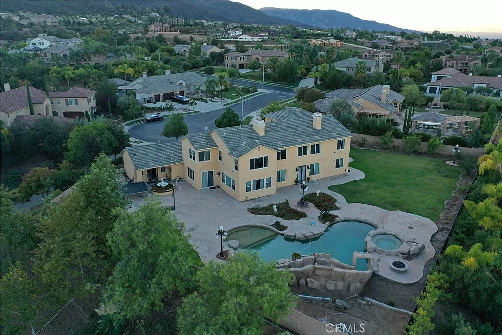 5 bed, 4.5 bath, 5317 sqft, $7,740 — Photo 3