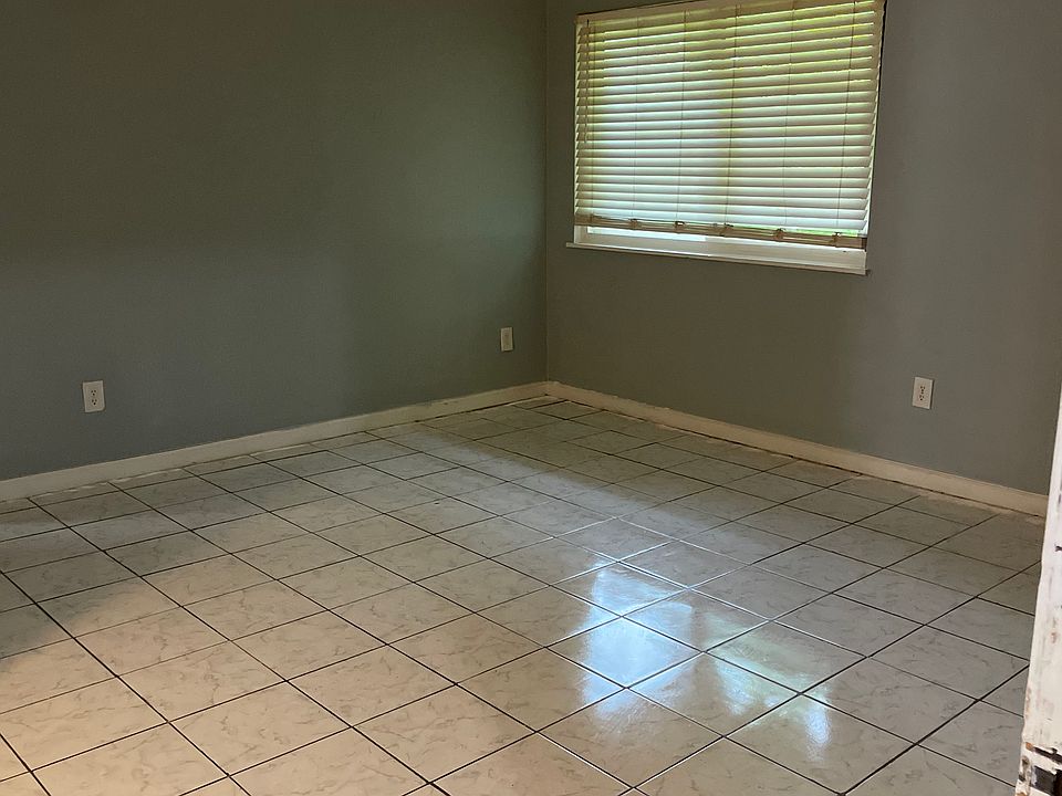 1st image of 215 Camelot Dr #215