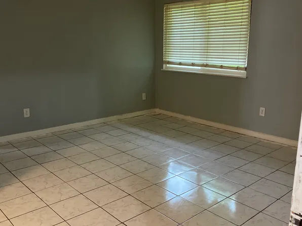 215 Camelot Dr #215, Atlanta, GA 30349