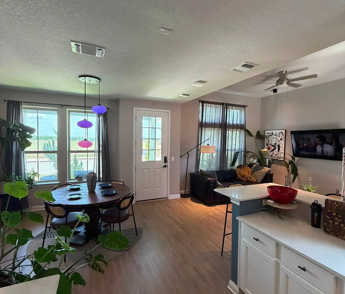 3 bed, 2.5 bath, 1380 sqft, $2,400 — Photo 2