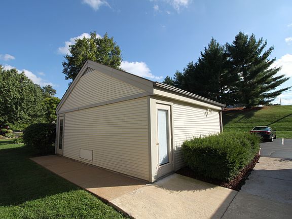 Detached garage