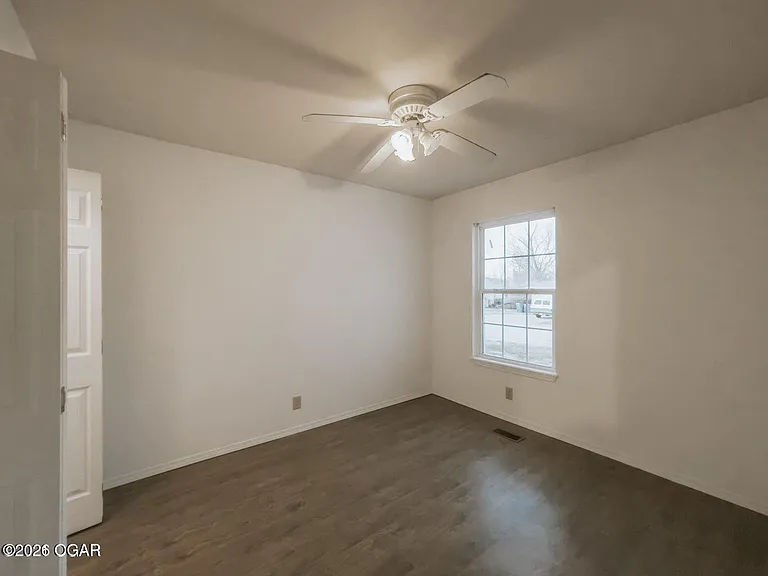 914 Briarview Dr — Photo 12