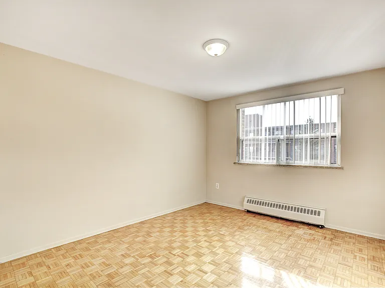2503 Hurontario St — Photo 26