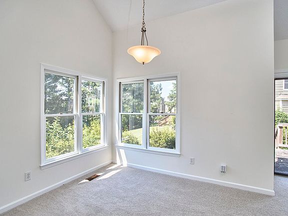 5th image of 9 Hickory Wood Sq