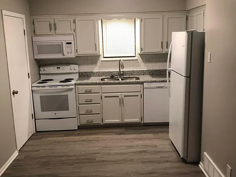 800 NE Ball Dr #D — Photo 1