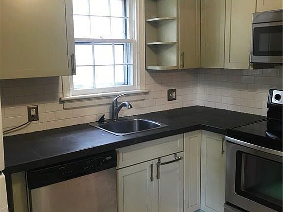 3rd image of 606 W 32nd St