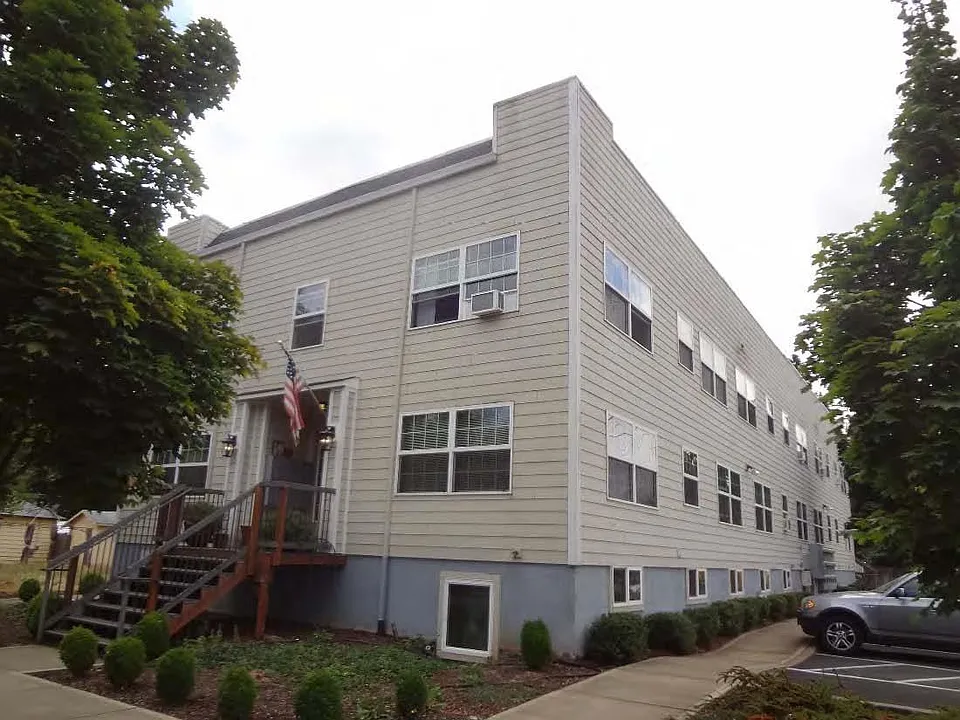 1200 E 4th St
