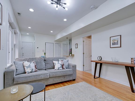 5th image of 1009 N Oakley Blvd APT 2W