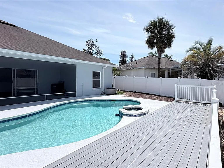 906 Berwick Dr — Photo 15
