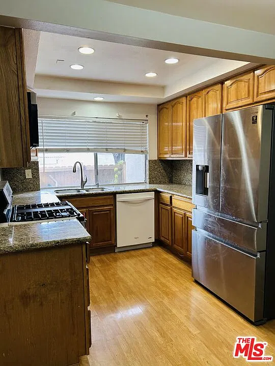 3 bed, 2.0 bath, 1302 sqft, $3,500 — Photo 2