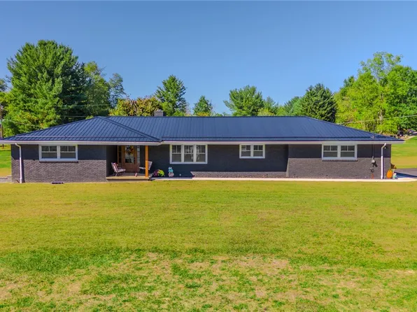 7 Indian Ln, Vanderbilt, PA 15486