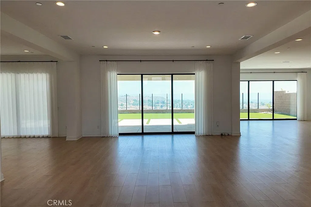 5 bed, 5750 sqft, $11,000 — Photo 3