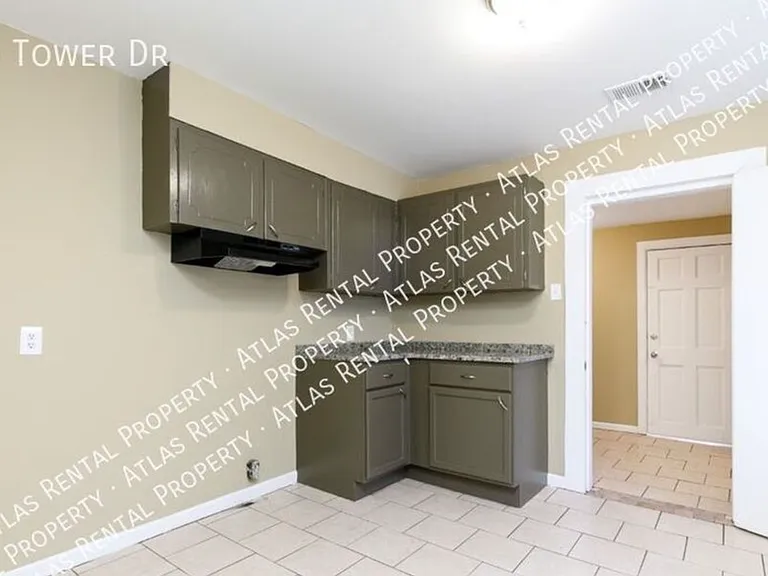 1052 Tower Dr — Photo 7