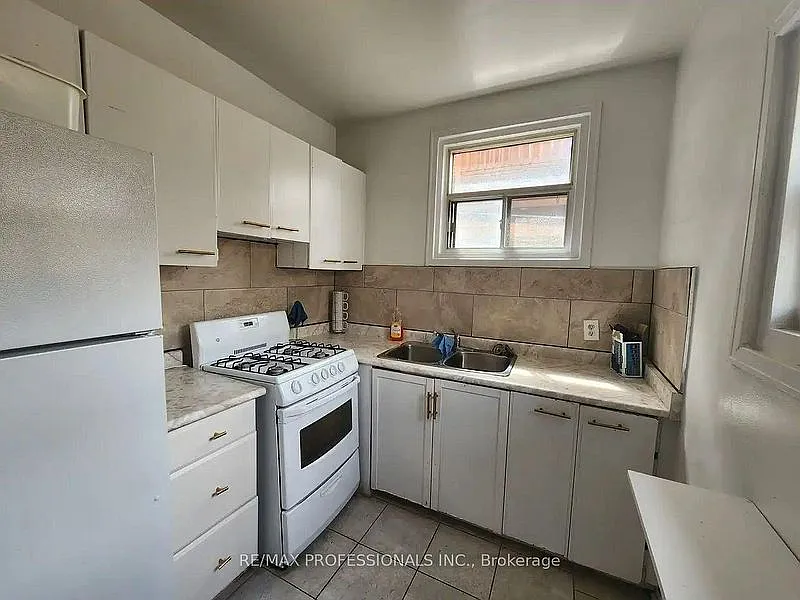 3 bed, 1100 sqft, $3,000 — Photo 2