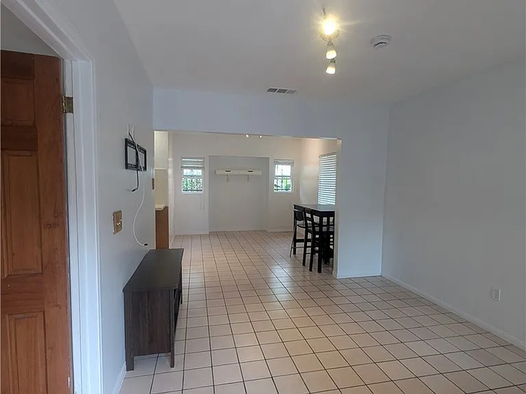 1447 W 37th Pl — Photo 6