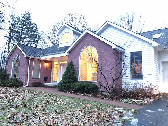 3rd image of 7 Whippoorwill Ln